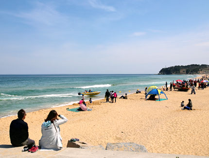 속초해변 바다와 해수욕을 즐기는 사람들