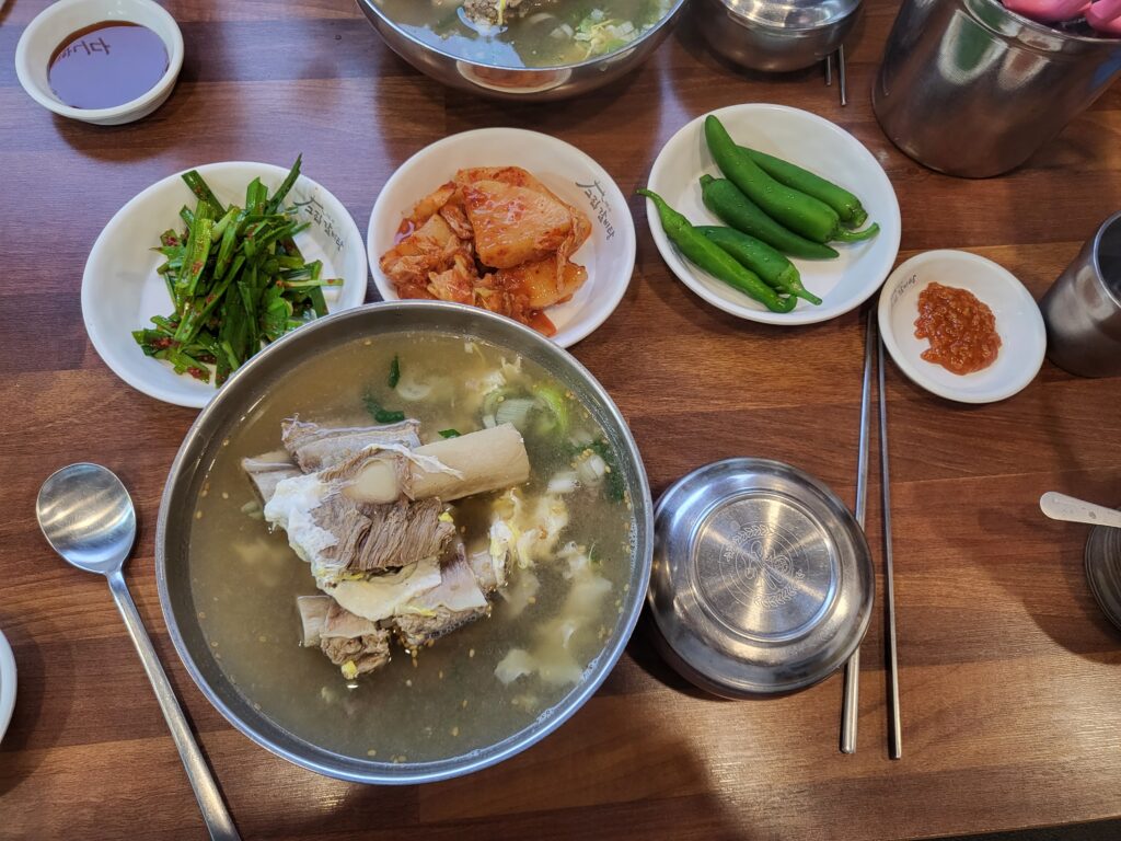 갈비탕 메뉴와 주변 반찬들